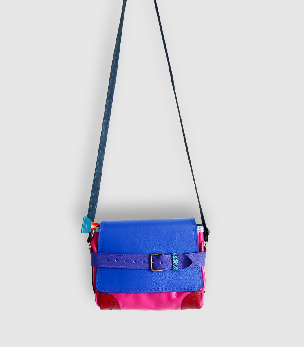 Sac artisanal en cuir moyen format, sac à bandoulière, besace en cuir artisanal, sac moyen cuir, sac bandoulière cuir bleu, rose et rouge sac en cuir artisanal et original, pièce unique cuir créatrice de maroquinerie fait main à Audierne (29)