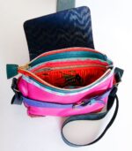 Sac artisanal en cuir moyen format, sac à bandoulière, besace en cuir artisanal, sac moyen cuir, sac bandoulière cuir bleu, rose et rouge sac en cuir artisanal et original, pièce unique cuir créatrice de maroquinerie fait main à Audierne (29)