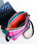Sac artisanal en cuir moyen format, sac à bandoulière, besace en cuir artisanal, sac moyen cuir, sac bandoulière cuir bleu, rose et rouge sac en cuir artisanal et original, pièce unique cuir créatrice de maroquinerie fait main à Audierne (29)