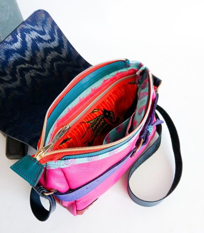 Sac artisanal en cuir moyen format, sac à bandoulière, besace en cuir artisanal, sac moyen cuir, sac bandoulière cuir bleu, rose et rouge sac en cuir artisanal et original, pièce unique cuir créatrice de maroquinerie fait main à Audierne (29)