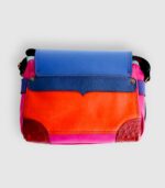 Sac artisanal en cuir moyen format, sac à bandoulière, besace en cuir artisanal, sac moyen cuir, sac bandoulière cuir bleu, rose et rouge sac en cuir artisanal et original, pièce unique cuir créatrice de maroquinerie fait main à Audierne (29)