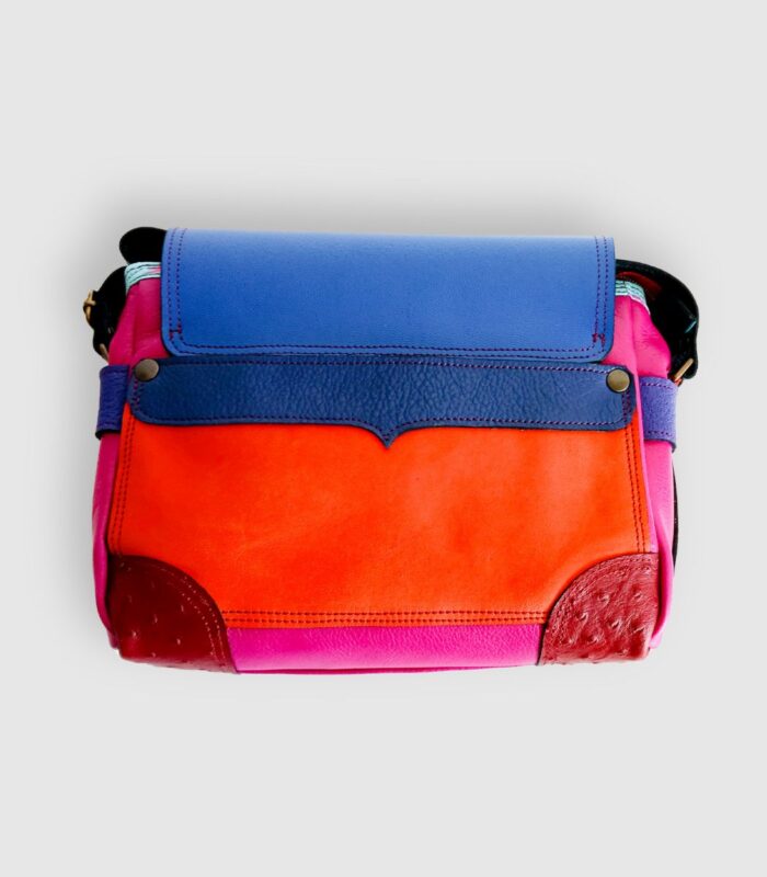 Sac artisanal en cuir moyen format, sac à bandoulière, besace en cuir artisanal, sac moyen cuir, sac bandoulière cuir bleu, rose et rouge sac en cuir artisanal et original, pièce unique cuir créatrice de maroquinerie fait main à Audierne (29)