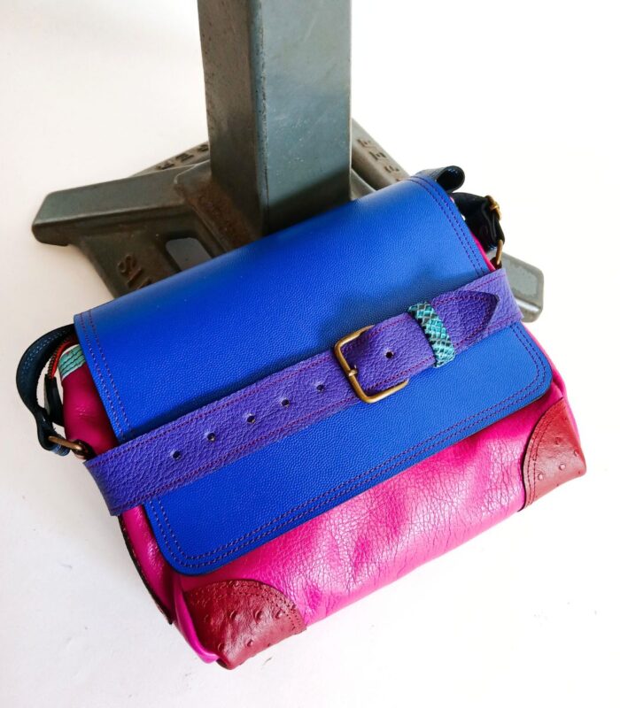 Sac artisanal en cuir moyen format, sac à bandoulière, besace en cuir artisanal, sac moyen cuir, sac bandoulière cuir bleu, rose et rouge sac en cuir artisanal et original, pièce unique cuir créatrice de maroquinerie fait main à Audierne (29)