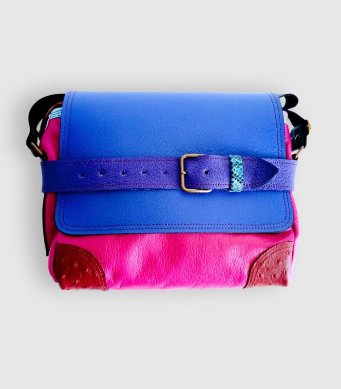 Sac artisanal en cuir moyen format, sac à bandoulière, besace en cuir artisanal, sac moyen cuir, sac bandoulière cuir bleu, rose et rouge sac en cuir artisanal et original, pièce unique cuir créatrice de maroquinerie fait main à Audierne (29)