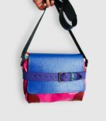 Sac artisanal en cuir moyen format, sac à bandoulière, besace en cuir artisanal, sac moyen cuir, sac bandoulière cuir bleu, rose et rouge sac en cuir artisanal et original, pièce unique cuir créatrice de maroquinerie fait main à Audierne (29)