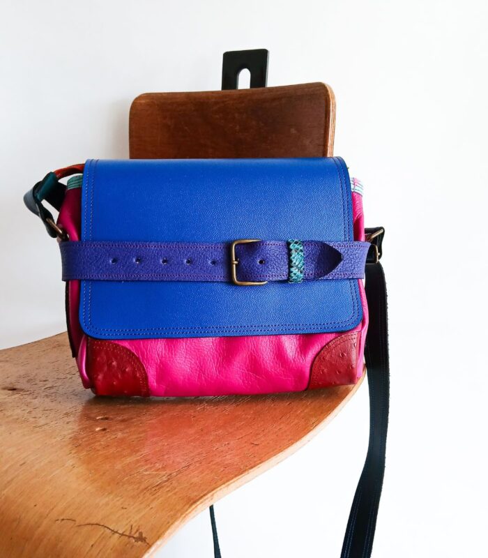 Sac artisanal en cuir moyen format, sac à bandoulière, besace en cuir artisanal, sac moyen cuir, sac bandoulière cuir bleu, rose et rouge sac en cuir artisanal et original, pièce unique cuir créatrice de maroquinerie fait main à Audierne (29)