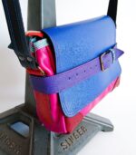 Sac artisanal en cuir moyen format, sac à bandoulière, besace en cuir artisanal, sac moyen cuir, sac bandoulière cuir bleu, rose et rouge sac en cuir artisanal et original, pièce unique cuir créatrice de maroquinerie fait main à Audierne (29)