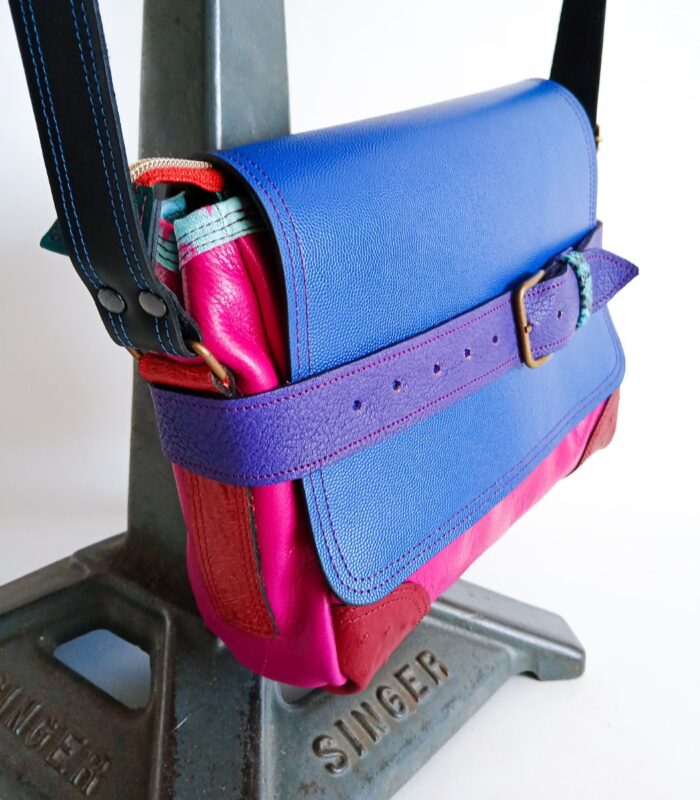 Sac artisanal en cuir moyen format, sac à bandoulière, besace en cuir artisanal, sac moyen cuir, sac bandoulière cuir bleu, rose et rouge sac en cuir artisanal et original, pièce unique cuir créatrice de maroquinerie fait main à Audierne (29)