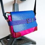 Sac artisanal en cuir moyen format, sac à bandoulière, besace en cuir artisanal, sac moyen cuir, sac bandoulière cuir bleu, rose et rouge sac en cuir artisanal et original, pièce unique cuir créatrice de maroquinerie fait main à Audierne (29)