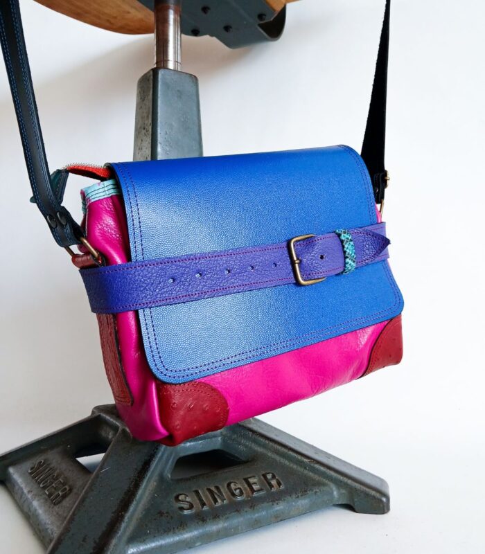 Sac artisanal en cuir moyen format, sac à bandoulière, besace en cuir artisanal, sac moyen cuir, sac bandoulière cuir bleu, rose et rouge sac en cuir artisanal et original, pièce unique cuir créatrice de maroquinerie fait main à Audierne (29)
