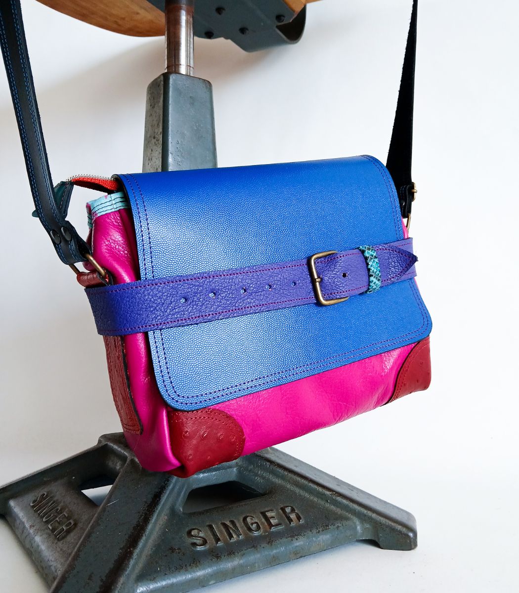 Sac artisanal en cuir moyen format, sac à bandoulière, besace en cuir artisanal, sac moyen cuir, sac bandoulière cuir bleu, rose et rouge sac en cuir artisanal et original, pièce unique cuir créatrice de maroquinerie fait main à Audierne (29)