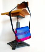 Sac artisanal en cuir moyen format, sac à bandoulière, besace en cuir artisanal, sac moyen cuir, sac bandoulière cuir bleu, rose et rouge sac en cuir artisanal et original, pièce unique cuir créatrice de maroquinerie fait main à Audierne (29)