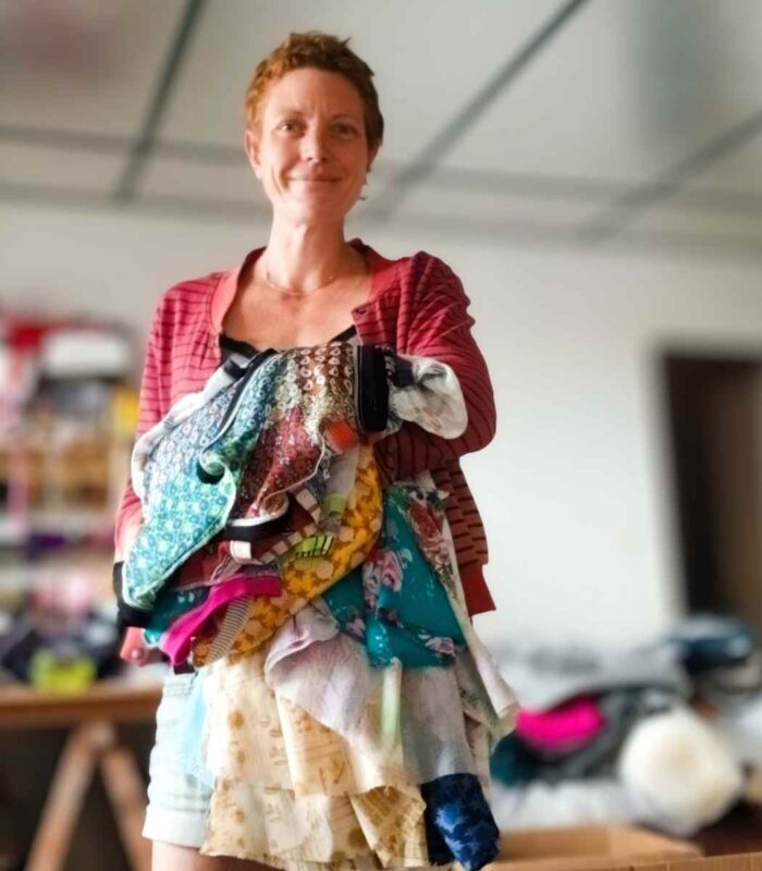 T-shirt artisanal pour femme "Nina", haut coupe classique et élégante fabriqué en France à Audierne (29). Maela créations créatrice de mode et maroquinerie.