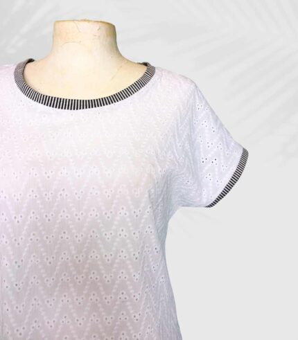 T-shirt artisanal pour femme "Nina", haut coupe classique et élégante fabriqué en France à Audierne (29)
