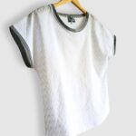 T-shirt artisanal pour femme "Nina", haut coupe classique et élégante fabriqué en France à Audierne (29)