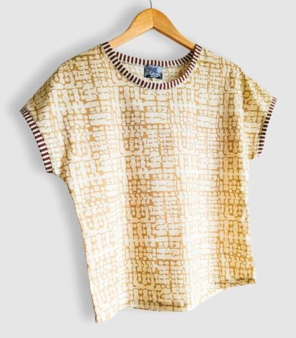 T-shirt artisanal pour femme "Nina", haut coupe classique et élégante fabriqué en France à Audierne (29)