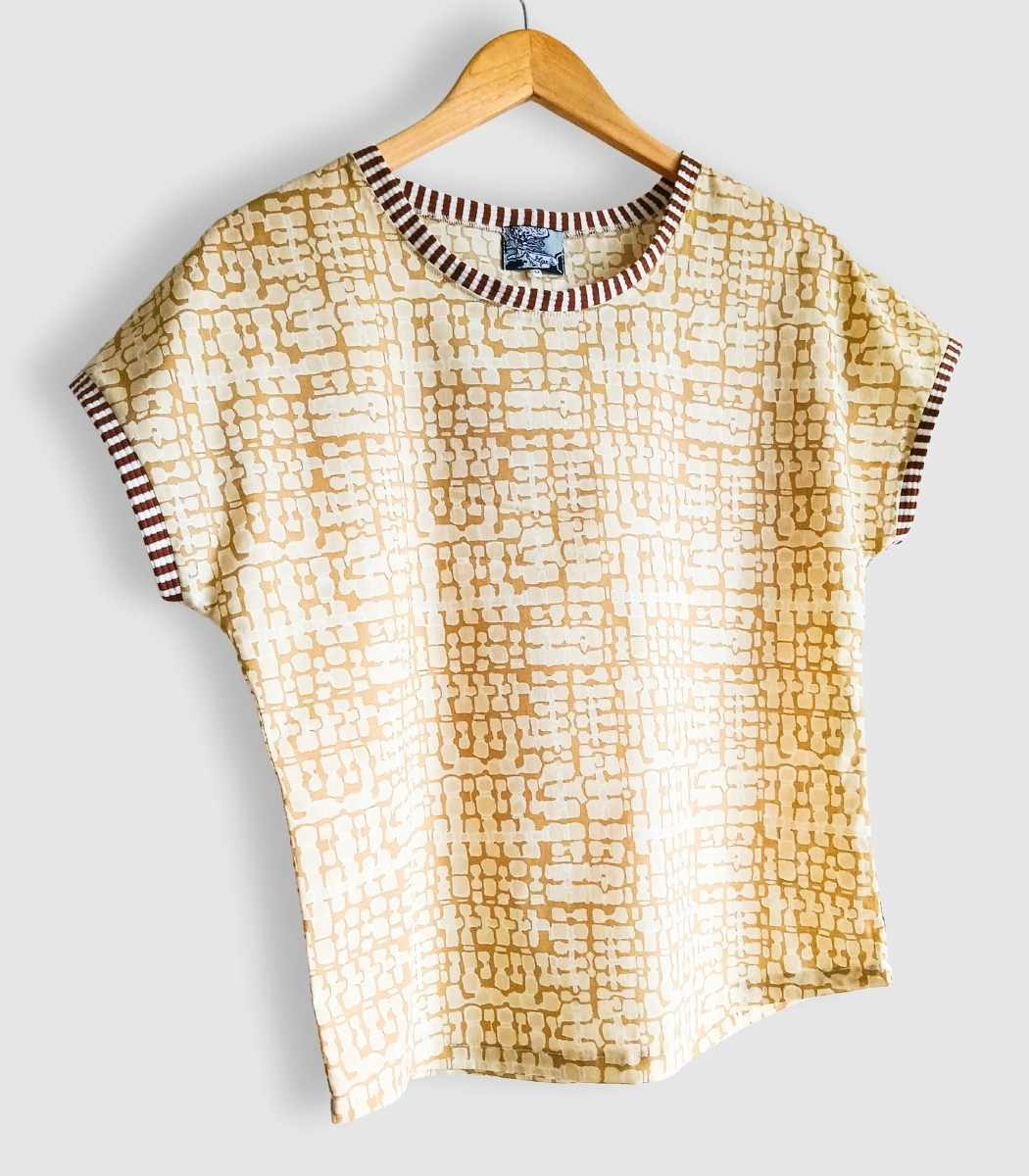 T-shirt artisanal pour femme "Nina", haut coupe classique et élégante fabriqué en France à Audierne (29)
