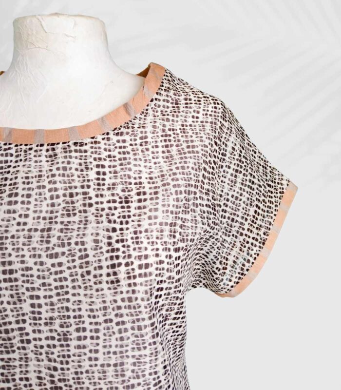 T-shirt artisanal pour femme "Nina", haut coupe classique et élégante fabriqué en France à Audierne (29)