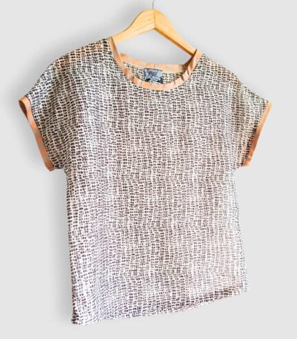 T-shirt artisanal pour femme "Nina", haut coupe classique et élégante fabriqué en France à Audierne (29)