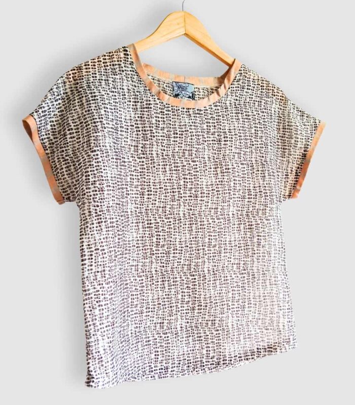 T-shirt artisanal pour femme "Nina", haut coupe classique et élégante fabriqué en France à Audierne (29)
