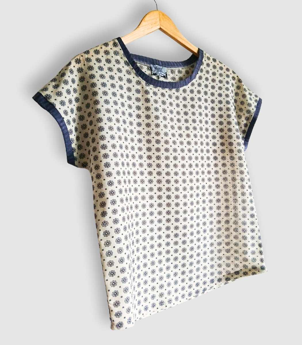T-shirt artisanal pour femme "Nina", haut coupe classique et élégante fabriqué en France à Audierne (29)