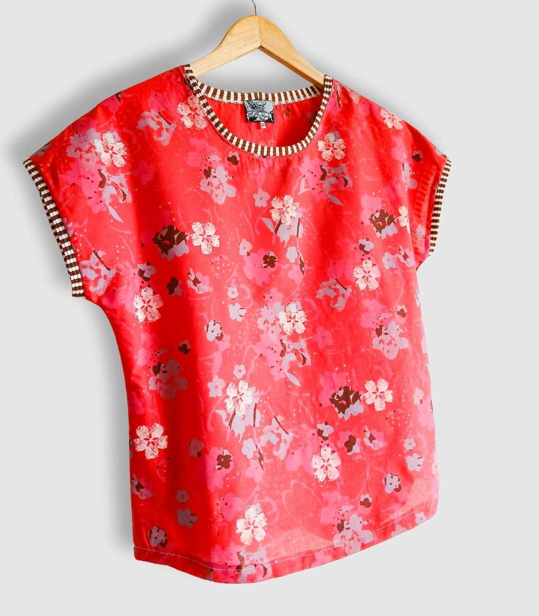 T-shirt artisanal pour femme "Nina", haut coupe classique et élégante fabriqué en France à Audierne (29)