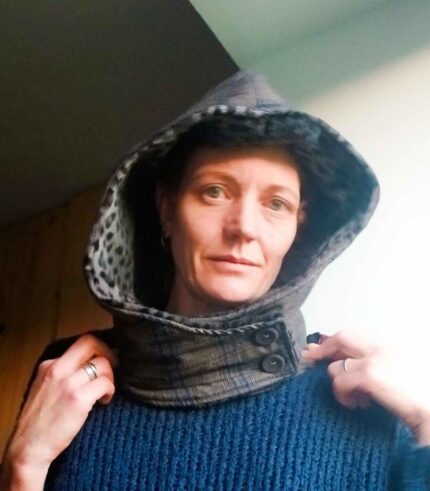 Capuche amovible, création artisanale à l'atelier Maela créations à Audierne, Finistere. Accessoire femme original; Accessoire hiver, capuche fourré, fausse fourre rouge