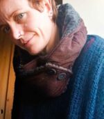 Capuche amovible, création artisanale à l'atelier Maela créations à Audierne, Finistere. Accessoire femme original; Accessoire hiver, capuche fourré, fausse fourre rouge