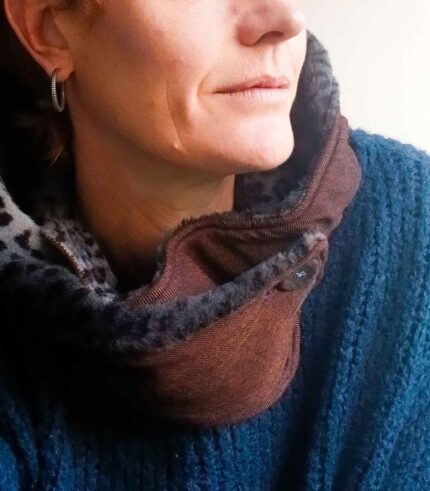 Capuche amovible, création artisanale à l'atelier Maela créations à Audierne, Finistere. Accessoire femme original; Accessoire hiver, capuche fourré, fausse fourre rouge