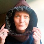 Capuche amovible, création artisanale à l'atelier Maela créations à Audierne, Finistere. Accessoire femme original; Accessoire hiver, capuche fourré, fausse fourre rouge