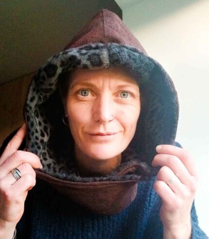 Capuche amovible, création artisanale à l'atelier Maela créations à Audierne, Finistere. Accessoire femme original; Accessoire hiver, capuche fourré, fausse fourre rouge