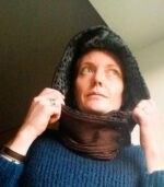 Capuche amovible, création artisanale à l'atelier Maela créations à Audierne, Finistere. Accessoire femme original; Accessoire hiver, capuche fourré, fausse fourre rouge