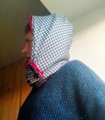 Capuche amovible, création artisanale à l'atelier Maela créations à Audierne, Finistere. Accessoire femme original; Accessoire hiver, capuche fourré, fausse fourre rouge