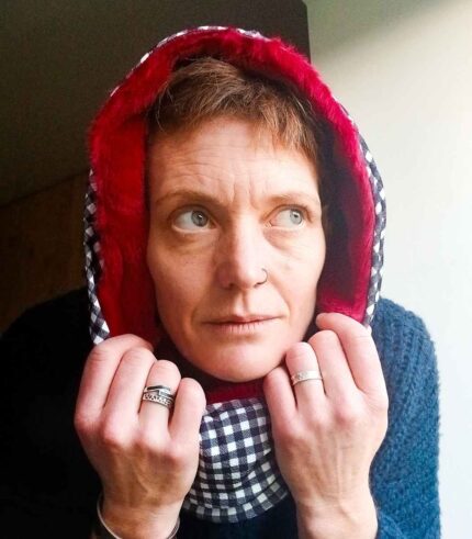 Capuche amovible, création artisanale à l'atelier Maela créations à Audierne, Finistere. Accessoire femme original; Accessoire hiver, capuche fourré, fausse fourre rouge