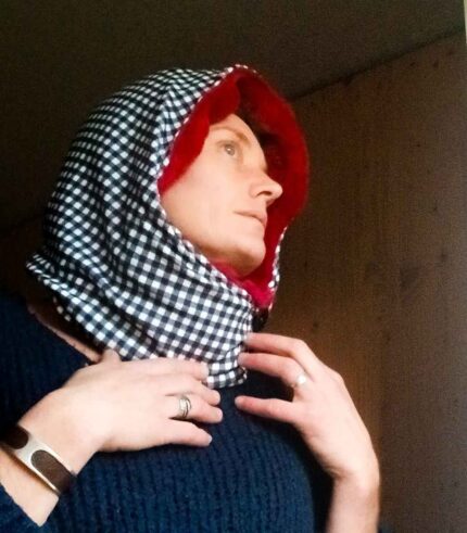 Capuche amovible, création artisanale à l'atelier Maela créations à Audierne, Finistere. Accessoire femme original; Accessoire hiver, capuche fourré, fausse fourre rouge