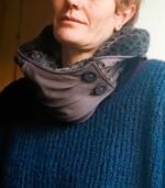 Capuche amovible, création artisanale à l'atelier Maela créations à Audierne, Finistere. Accessoire femme original; Accessoire hiver, capuche fourré, fausse fourre rouge