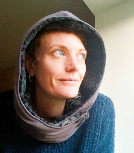 Capuche amovible, création artisanale à l'atelier Maela créations à Audierne, Finistere. Accessoire femme original; Accessoire hiver, capuche fourré, fausse fourre rouge