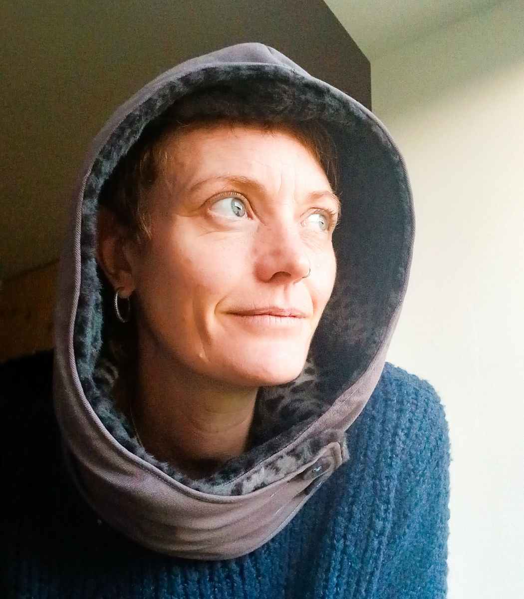 capuche-amovible-taupe-fourrure-leopard-vert (3) Capuche amovible, création artisanale à l'atelier Maela créations à Audierne, Finistere. Accessoire femme original; Accessoire hiver, capuche fourré, fausse fourre rouge