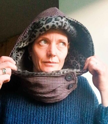 Capuche amovible, création artisanale à l'atelier Maela créations à Audierne, Finistere. Accessoire femme original; Accessoire hiver, capuche fourré, fausse fourre rouge