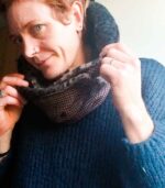 Capuche amovible, création artisanale à l'atelier Maela créations à Audierne, Finistere. Accessoire femme original; Accessoire hiver, capuche fourré, fausse fourre rouge