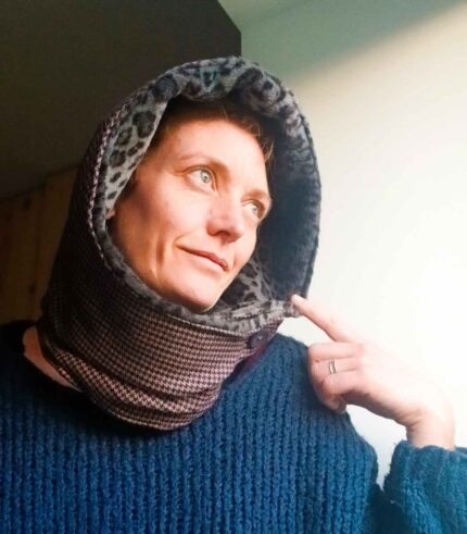 Capuche amovible, création artisanale à l'atelier Maela créations à Audierne, Finistere. Accessoire femme original; Accessoire hiver, capuche fourré, fausse fourre rouge