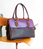 Grand sac artisanal en cuir violet chocolat et camel. Maroquinerie colorée et originale, piece unique fabriquée main à Audierne en bretagne.