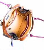 Grand sac artisanal en cuir violet chocolat et camel. Maroquinerie colorée et originale, piece unique fabriquée main à Audierne en bretagne.