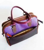 Grand sac artisanal en cuir violet chocolat et camel. Maroquinerie colorée et originale, piece unique fabriquée main à Audierne en bretagne.