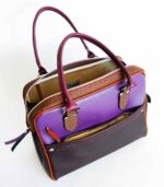 Grand sac artisanal en cuir violet chocolat et camel. Maroquinerie colorée et originale, piece unique fabriquée main à Audierne en bretagne.