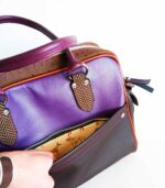 Grand sac artisanal en cuir violet chocolat et camel. Maroquinerie colorée et originale, piece unique fabriquée main à Audierne en bretagne.