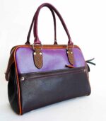 Grand sac artisanal en cuir violet chocolat et camel. Maroquinerie colorée et originale, piece unique fabriquée main à Audierne en bretagne.