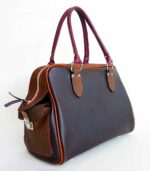 Grand sac artisanal en cuir violet chocolat et camel. Maroquinerie colorée et originale, piece unique fabriquée main à Audierne en bretagne.
