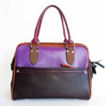 Grand sac artisanal en cuir violet chocolat et camel. Maroquinerie colorée et originale, piece unique fabriquée main à Audierne en bretagne.