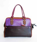Grand sac artisanal en cuir violet chocolat et camel. Maroquinerie colorée et originale, piece unique fabriquée main à Audierne en bretagne.